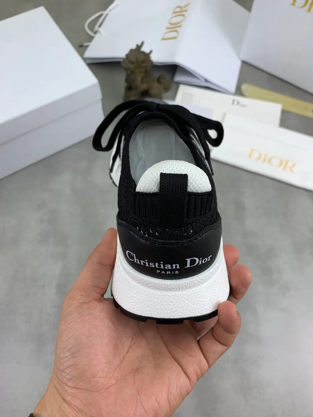 Men's Men's Shoes 💰P460 New 2025 new Run'n mesh fly-knit sneakers reinterpret sports style with an elegant and fashionable shape. The upper is crafted from pure black mesh fabric and features the Christian Dior Paris signature on the laces and heel. The sophisticated two-tone sole is lightweight and soft, adding a couture feel to any casual look. Upper: Original open-mold fly-knit fabric, breathable and comfortable. Inner foot pads: mesh fabric/suede sheepskin. Sole: TPU absorbent film anti-slip outsole. Size: couple size 35-45.